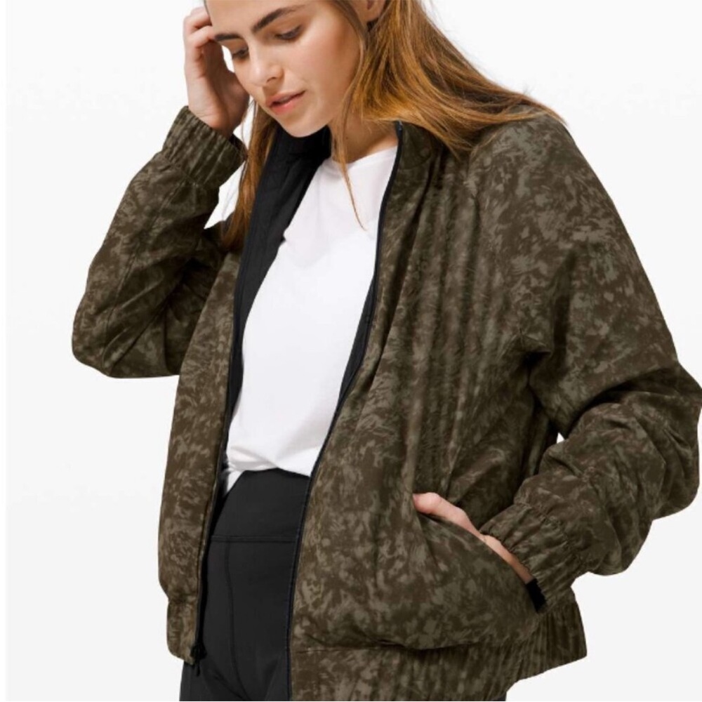 Lululemon BOMBS AWAY JACKET
Black/Summer Shade Medium Olive Dark Olive 10